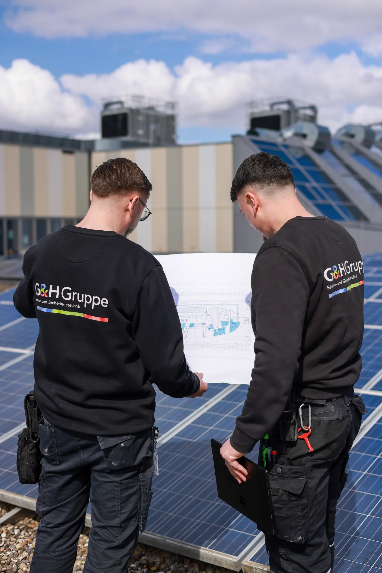 G&H FM Service – Techniker bei der Anlagenwartung auf dem Dach